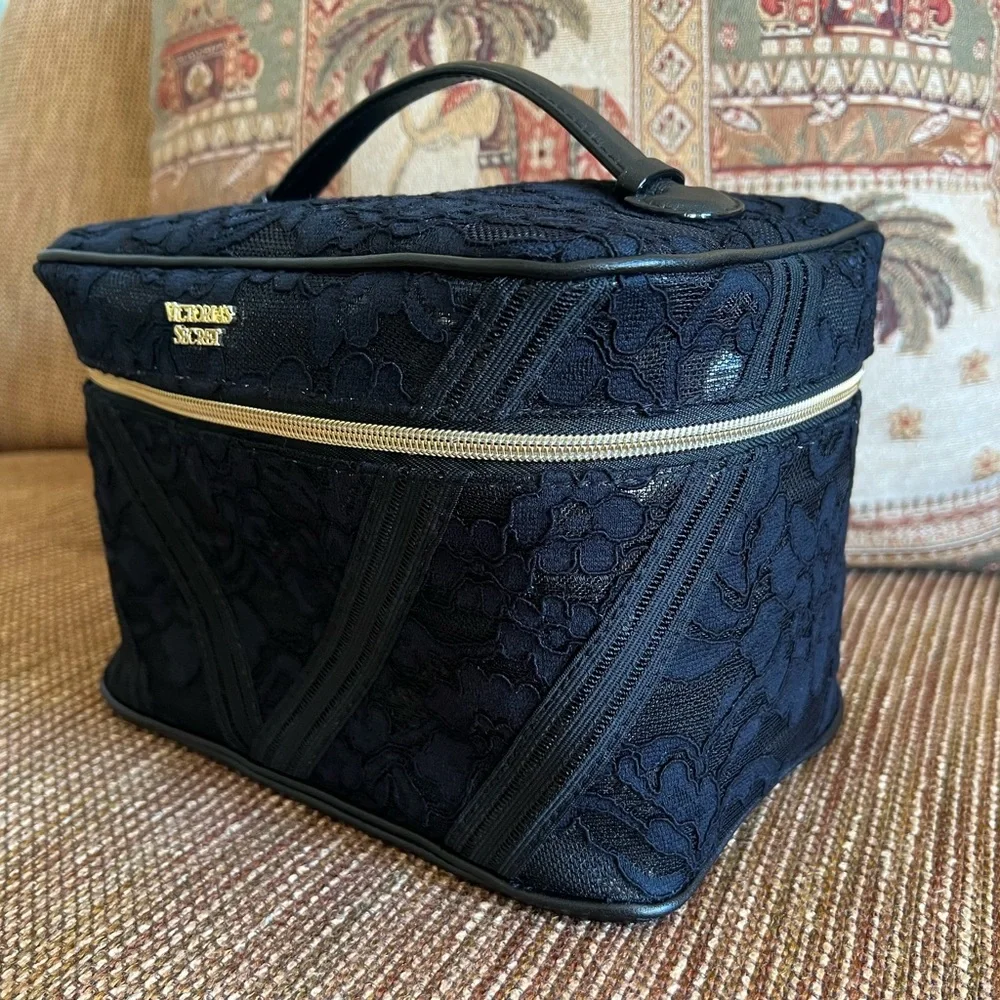✅Victoria's Secret - Black Floral Lace Cosmetic Travel Bag! - Picture 3 of 6